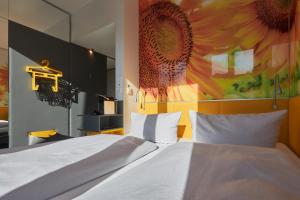 Postel nebo postele na pokoji v ubytování Buddy Hotel