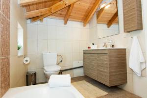 łazienka z toaletą i umywalką w obiekcie Selinitsa Stone Studio - Mani Seaview Retreat w mieście Ajos Nikolaos +12 zdjęć