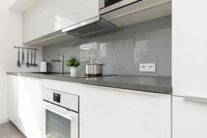 Kuchyňa alebo kuchynka v ubytovaní Warsaw Jurajska Unique Apartment by Noclegi Renters