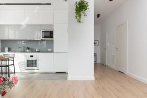 Kuchyňa alebo kuchynka v ubytovaní Warsaw Jurajska Unique Apartment by Noclegi Renters