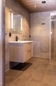 a bathroom with a sink and a shower at Mosetertoppen Skiline - Hafjell Ski Resort in Øyer