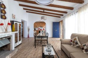 sala de estar con sofá y mesa en Villa Benama, en Torrox