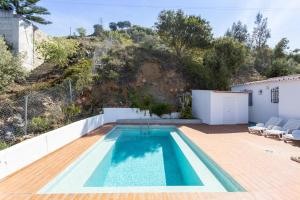 una piscina en la azotea de una casa en Villa Benama, en Torrox