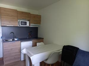 Kuchyňa alebo kuchynka v ubytovaní Charmant logement sur la station de Val Louron + 5 fotografií