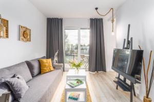 Televízia a/alebo spoločenská miestnosť v ubytovaní Apartament WOOD SurfingBird Dźwirzyno