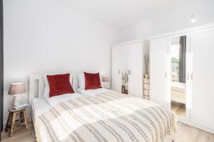 Posteľ alebo postele v izbe v ubytovaní Apartament WOOD SurfingBird Dźwirzyno
