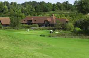 um grupo de pessoas a jogar num campo de golfe em South Winchester Lodges em Winchester