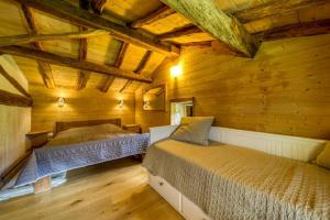 1 Schlafzimmer mit 2 Betten in einer Holzhütte in der Unterkunft L'Echappée en Vercors in Choranche