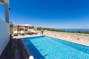 Family villa, Fantastic views, Private pool, Free laptop 1 في Roúpai: مسبح مطل على المحيط