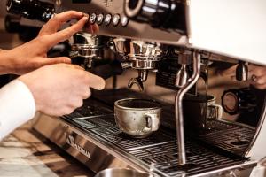 Utensilios para hacer té y café en Corinthia Palace Malta