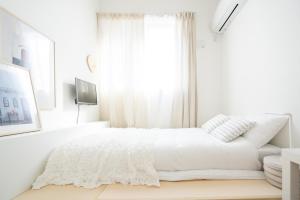 Postel nebo postele na pokoji v ubytování Miyako Shinjuku Hotel 都-新宿-