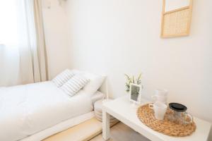 Postel nebo postele na pokoji v ubytování Miyako Shinjuku Hotel 都-新宿-