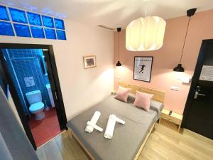 Łóżko lub łóżka w pokoju w obiekcie OPERA ROOMS
