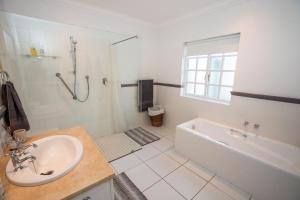 Koupelna v ubytování Greenhill Farm Cape Dutch Cottage Plettenberg Bay - 1 Bedroom Private Cottage + 25 fotografií