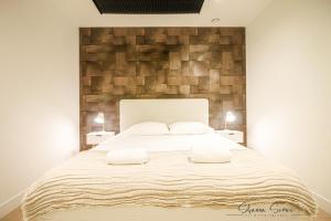 1 dormitorio con 1 cama grande y 2 almohadas blancas en ApartHotel Boutique by Urban Home Stay, en Alkmaar