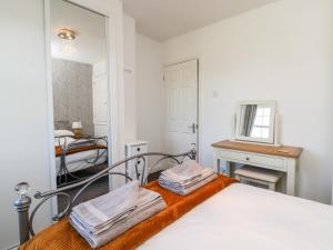 um quarto com uma cama com duas toalhas em Honeybee Cottage em Ripon