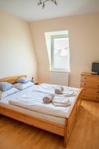 Een bed of bedden in een kamer bij László Apartman - Hajdúszoboszló