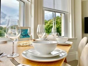 mesa de comedor con vasos y platos y mesa con mesa en St Catherine's Lookout en Niton