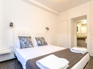 Posteľ alebo postele v izbe v ubytovaní Find Calm at this cozy City Sanctuary with terrace