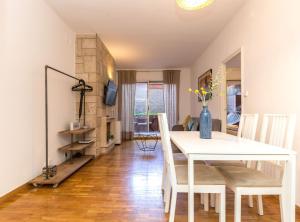 Posedenie v ubytovaní Find Calm at this cozy City Sanctuary with terrace
