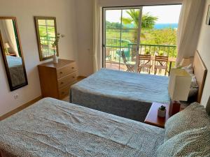 Postel nebo postele na pokoji v ubytování Casa Da luz 5 - st james apt 2 bedrooms , Amazing sea view , pool , wifi + 31 fotografií