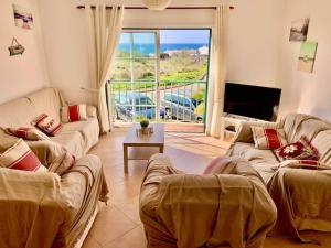 Posezení v ubytování Casa Da luz 5 - st james apt 2 bedrooms , Amazing sea view , pool , wifi