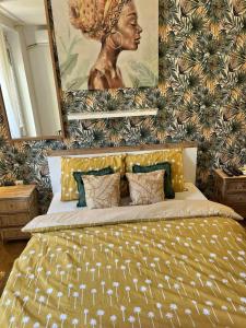 um quarto com uma cama grande e uma pintura na parede em Vert Cozy Apartment Free Parking em Novi Sad