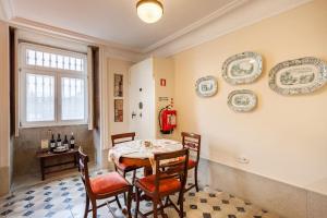 - une salle à manger avec une table et des chaises dans l'établissement Casa de Sequeiros, à Baião