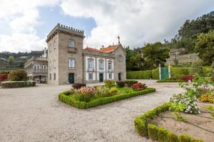 拜昂Casa de Sequeiros的一座带花园的古老房子