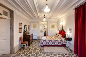 una camera con un letto e una sedia di Casa de Sequeiros a Baião