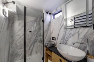 W łazience znajduje się umywalka i prysznic. w obiekcie Houseboat Nomadream w Gdańsku