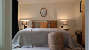 sypialnia z dużym łóżkiem i okrągłym lustrem w obiekcie Holiday House BURGBLICK1 with terrace - VOSPROPERTIES w mieście Monschau