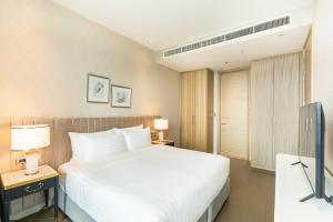 Postel nebo postele na pokoji v ubytování Magnolias Ratchadamri Boulevard Serviced Residences