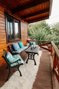 un patio con mesa y sillas en un porche en Kulcs a Szívemhez, en Kulcs