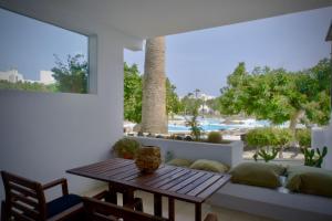 ein Wohnzimmer mit einem Tisch und einem Sofa in der Unterkunft Casa Yuma in Costa Teguise