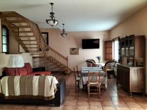 uma sala de estar com uma cama e uma escada em Casa Rural A Telleira em A Estrada