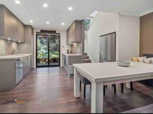 Η κουζίνα ή μικρή κουζίνα στο Stylish Thredbo Alpine Chalet + Garage in Tranquil Setting