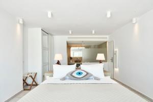Letto o letti in una camera di Manoula's Beach Mykonos Resort