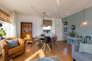 ein Wohnzimmer mit einem Sofa und einem Tisch in der Unterkunft Holidayhouse - Oranjeplein 23 Zoutelande in Zoutelande