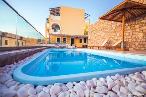 Bazén v ubytování Elena Village Hotel & Suites nebo v jeho okolí