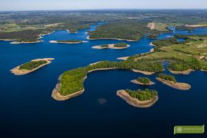 an aerial view of a group of islands in the water at Hytte Narie 3 in Bogaczewo