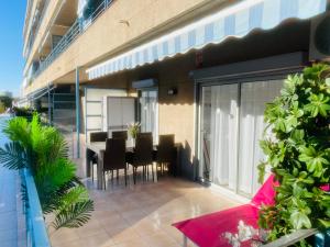 - Balcón con mesa y sillas en un edificio en Apartamento Salvis Terraza, en Platja d'Aro