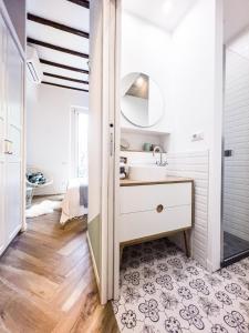 een badkamer met een wastafel en een spiegel bij Emma's home Monza in Monza