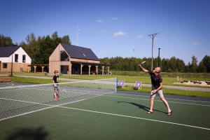 duas pessoas a jogar ténis num campo de ténis em Moje Miejsce Kazimierz em Kazimierz Dolny