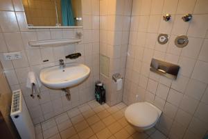 a bathroom with a toilet and a sink at Schöne 2 Zimmer Wohnung in Stuttgart
