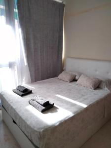 1 dormitorio con 1 cama con 2 toallas en Casa sol y mar 2I, en Torrevieja