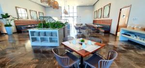 - un restaurant avec une table et des chaises dans la chambre dans l'établissement Viaggio Resort Mazatlán, à Mazatlán