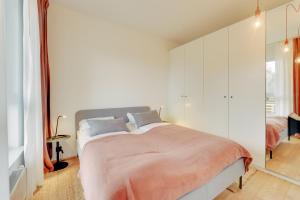 a bedroom with a large bed and a mirror at Apartament OAK TREE SurfingBird Dźwirzyno in Dźwirzyno