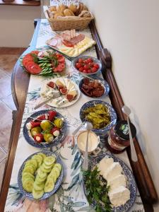 ジェロナ・グラにあるZakątek Harmoniiの多皿のテーブル