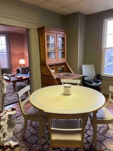 Redefined Alchemy - The Studio في Little Falls: غرفة مع طاولة وكراسي عليها كوب قهوة